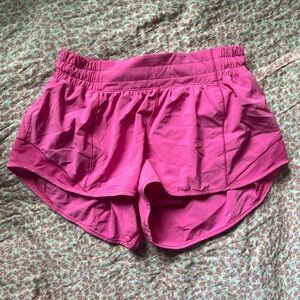 Lululemon Hotty Hot Low-Rise Lined Short 2.5” Sonic Pink